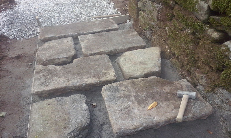 Colocación de piedra en el camino